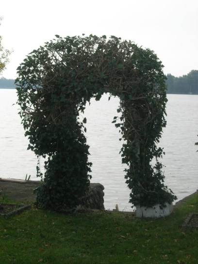 Ein Tor am Zaubersee, abends kann man hier Feen beobachten.