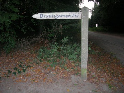 Irgendwo, am Straßenrand und kaum zu sehen...