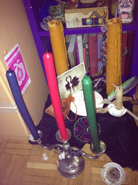 Danke an Nephtis für dieses Altar-Foto und die Genehmigung es abzudrucken. Kontakt: Nephtis@freudenkinder.de