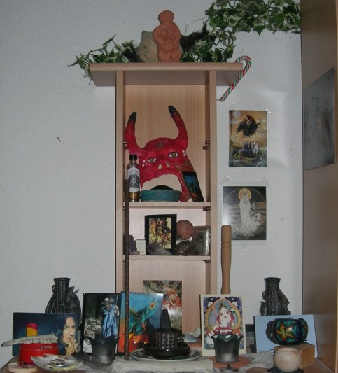 Unaufgeräumter 'Chaos-Altar' - alles sammelt sich an und so wird der Altar zum Suchbild - wer findet die Nornen?