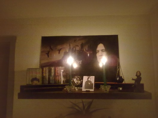 Ob sich Severus im Grab umdreht, wenn er Coronas ihm geweihten Altar sieht?  Es gibt wohl eher reichlich Punkte für Slytherin!