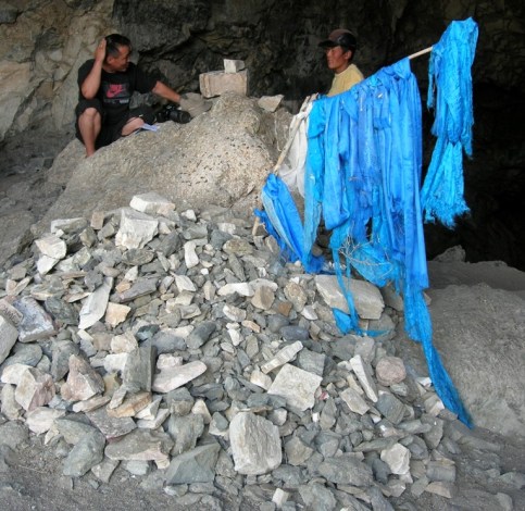 Ovoo am Eingang einer Höhle im Gebiet der Mongolei.