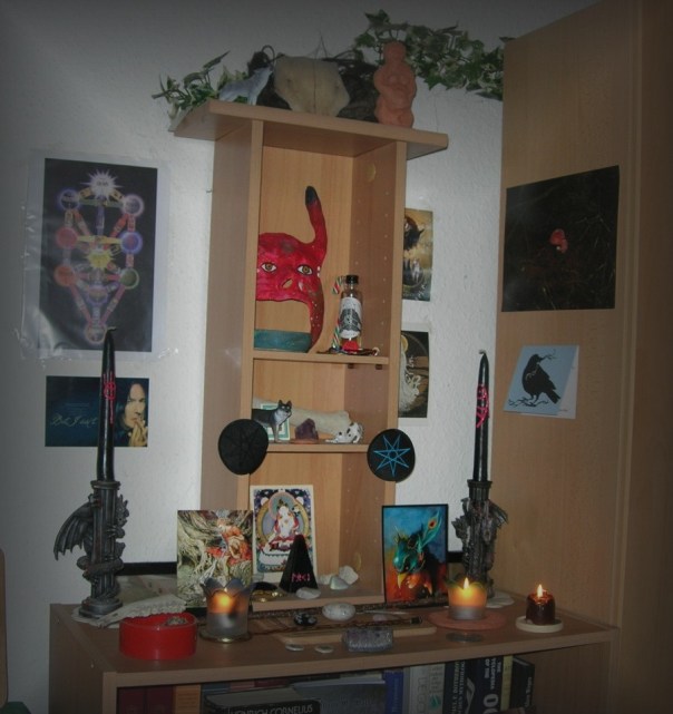 Auch von der Seite noch eine Perspektive mit Fliegenpilz und Rabenbrief.