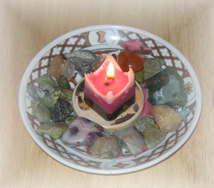 Mini-Altar mit selbst hergestellter Brigid-Kerze: Die weiße, die rote und die schwarze Brigid.