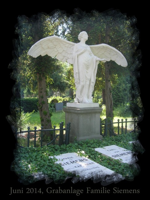 Eine schöne Skulptur findet sich auf einem der Familiengräber der Familie Siemens.