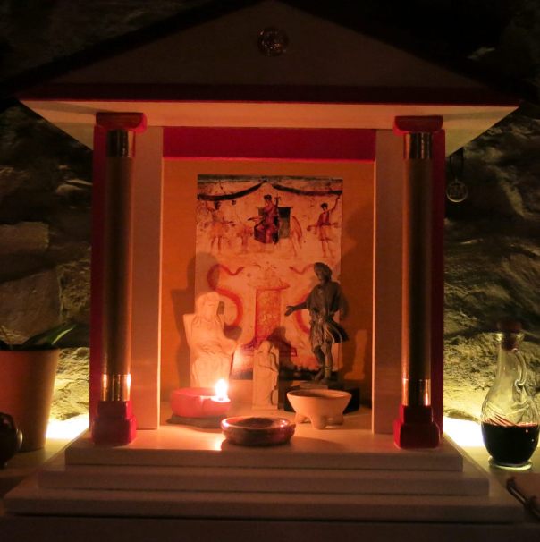 Das Lararium: ein Heim für die Laren und Penaten.