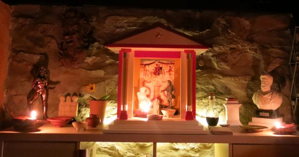 Das Lararium als Mittelpunkt des sakralen Raumes.