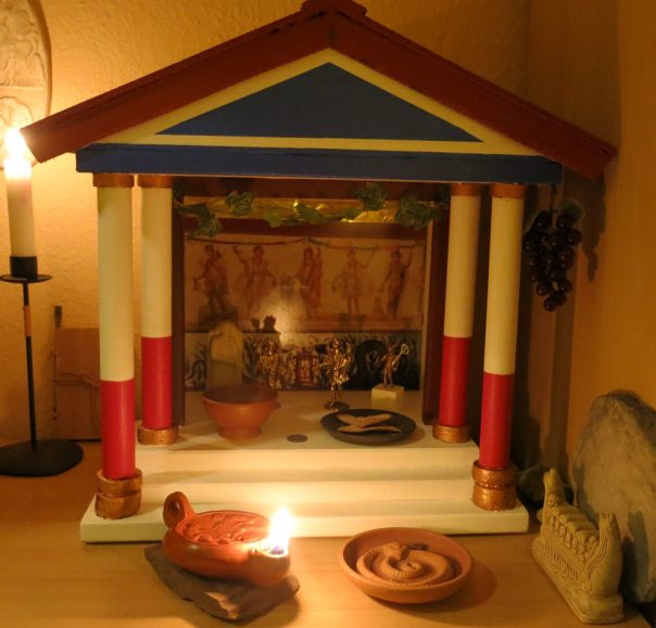 Handgefertigtes Lararium mit Lampe und Schlangen-Räucherschale