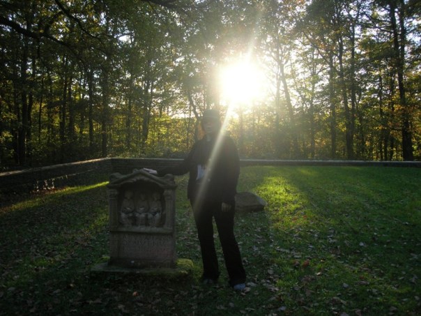 Curtis Nike mit Sonne im Rücken. Matronen-Weihestein in Pesch.