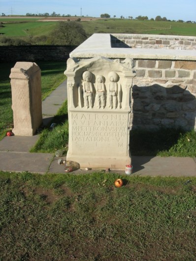 Eine Rekonstruktion eines Weihesteines für die Matronen. Sie steht in Nettersheim.
