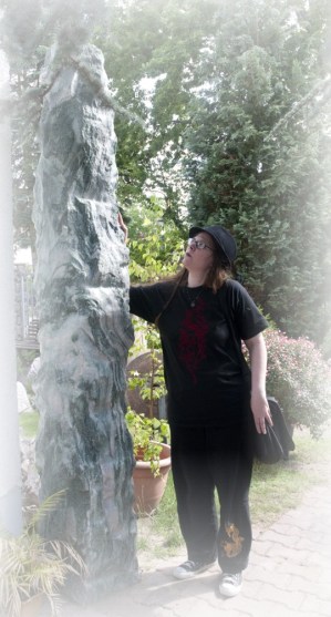 Steinsäulen, beinahe doppel so groß wie ich selbst, zieren den Garten. Foto: Thanis Voyant 