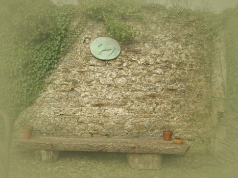 Ein grünes Einhorn springt über das Gemäuer. Krafttier des Hauses Kilbracken.