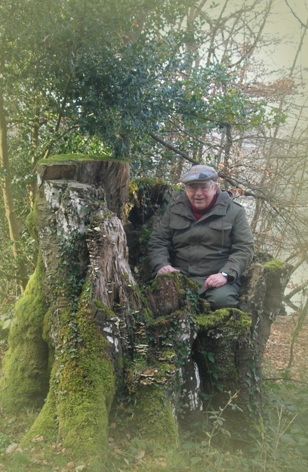 Dies ist nicht der ortsansässige Koold! Es ist mein Vater auf dem Hochsitz der kleinen Leute in Irland.