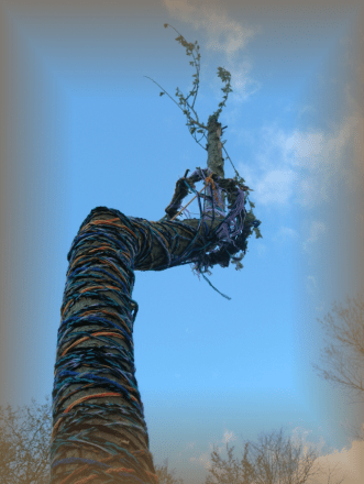 Umwunden von handgeknüpften Bändern trät der Maibaum unsere Wünsche.