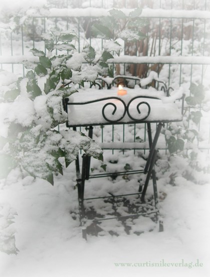 Ein Altar im Freien mit Kerzenlicht.
