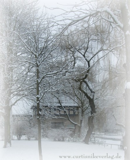 Das Zollhaus am Landwehrkanal in Kreuzberg im Winterzauber. Foto: Curtis Nike