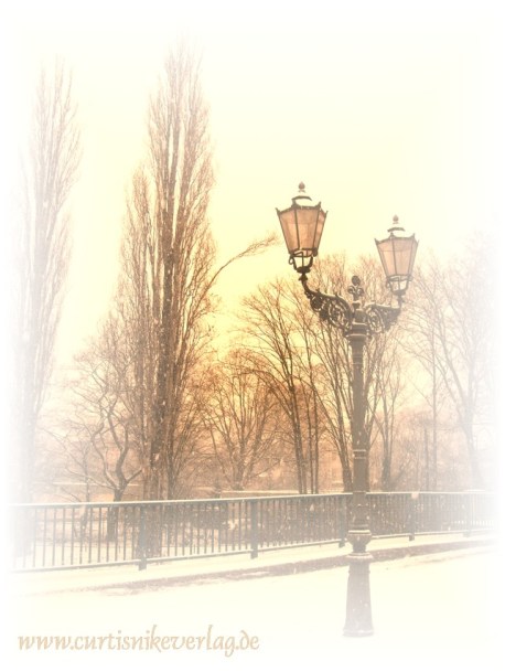 Traumhaft schön: Kreuzberg im Schnee. Gaslaterne an der Baerwaldbrücke.
