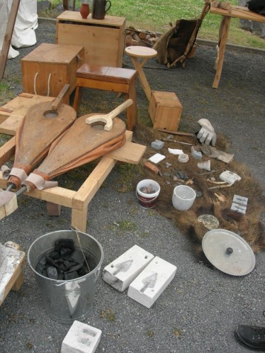 Beim Schmied konnte ich mich nicht nur informieren, sondern erhielt sehr hilfreiche Hinweise für meine winterliche Arbeit des Kerzengießens, Skulpturen erstellen und vielleicht auch Zinngießen...