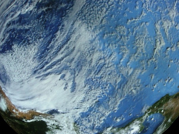 Detailtiere Aufnahmen unseres Heimatplaneten erzeugen den Eindruck man betrachte die Erde aus dem All.