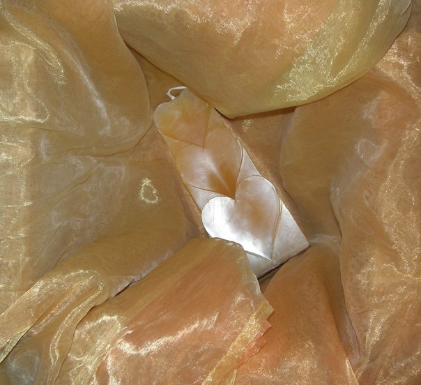 Noch liegt die Kerze allein im sonnigen, magischen Paket