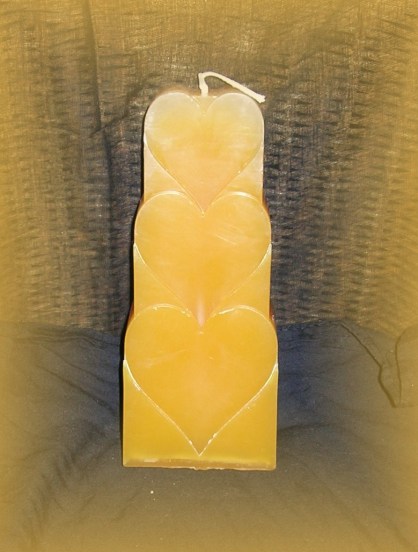 Die Kerze "Sonne im Herzen" wurde von mir in meiner Hexenküche hangfertigt.