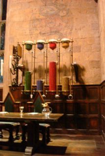 Die Sanduhren der Häuser, gefüllt mit Edelsteinen.