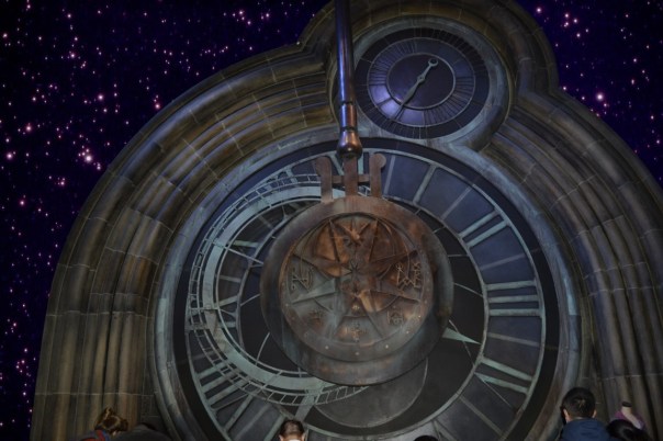 Die gewaltige Pendeluhr von Hogwarts hat mich schwer beeindruckt.