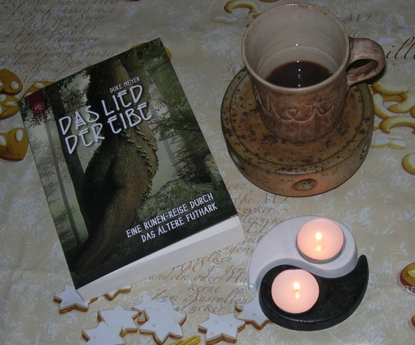 Glühpunsch, Kerzen und "Daas Lied der Eibe"