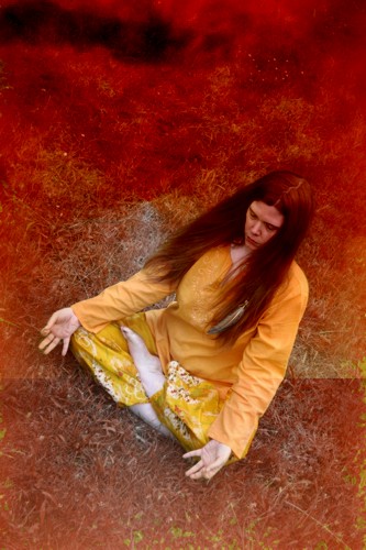 Während der Meditation solltest Du unbedingt eine entspannte Haltung einnehmen! Es ist nicht nötig im Yogasitz zu meditieren!