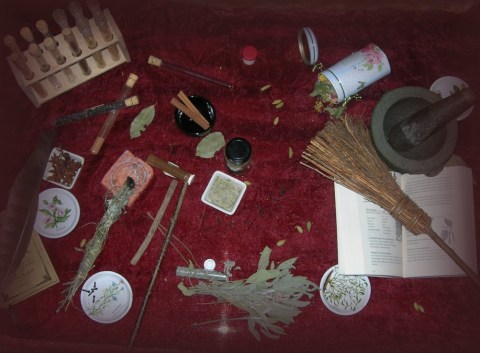 Gewürze, Düfte, Reinigungsmittel. Wer mag kann sich zur Reinigung auch mit einem rituellen Handbesen abstreifen.