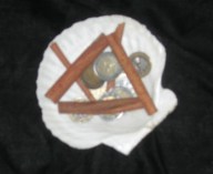 Andere Hexen streuen Zimtpulver über ihre Münzen