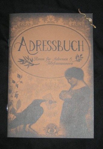Ein Adressbuch und eine Schlangenbrosche wandern zuvorderst in das Hexenpaket.