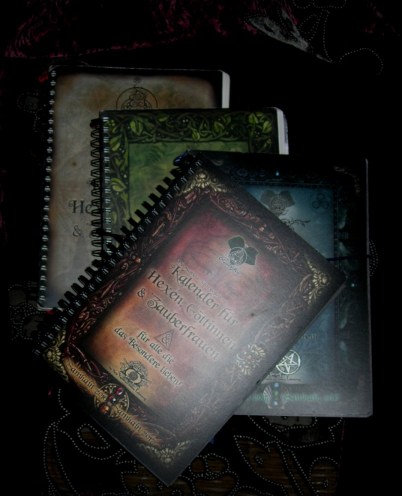 Schon vier Hexenkalender sind erschienen. Die Arbeit am fünften Kalender läuft von nun an auf Hochtouren!