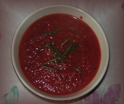 Die rote Beete sorgt dafür, dass die Suppe tiefrot wird und optisch an Tomatensuppe erinnert.