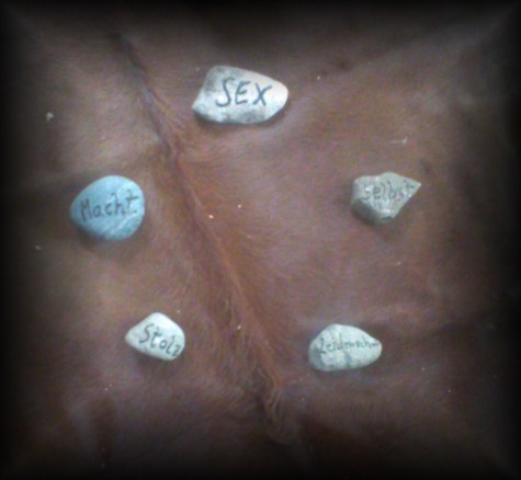 Die Punkte des Eisenpentagramms in Stein geschrieben.