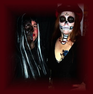 Weltumspannende Freundschaft: Hel und La Catrina.